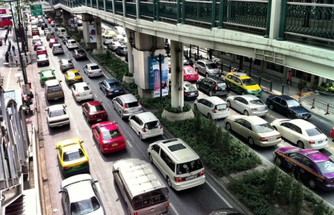 Autodaily nóng trong tuần (03/02 – 09/02) 20140125104659-bangkok-car-traffic.jpg