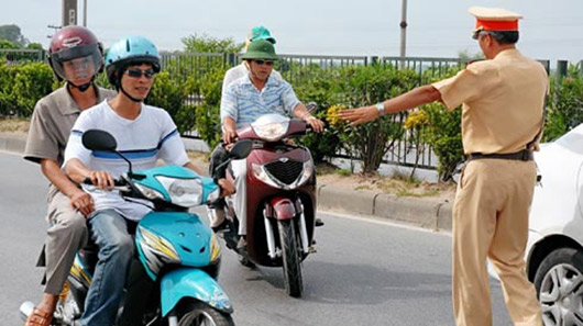 Khi làm nhiệm vụ, CSGT phải đứng ở đâu? Autodaily-Canh-sat-dung-xe.jpg