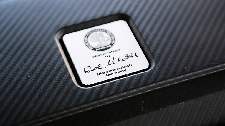 Hơn 20 xe Mercedes A45 và G63 AMG đến tay khách hàng Chu-ky-cua-ky-su-lap-rap-dong-co-tren-xe-A-45-AMG-dung-voi-tinh-than-'One-man-One-engine'.jpg