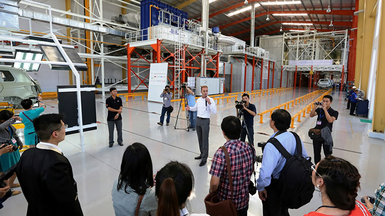 Năm 2014, Mercedes-Benz VN sẽ trình làng 19 xe mới Ong-Patrick-Schwind,-giam-doc-ky-thuat-gioi-thieu-nha-may-son-nhung-tinh-dien-hien-dai-nhat-cua-Mercedes-Benz-tren-the-gioi.jpg