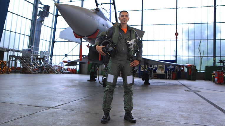 Tìm hiểu công nghệ màn hình hiển thị trên kính lái của BMW Robert-Hierl.jpg