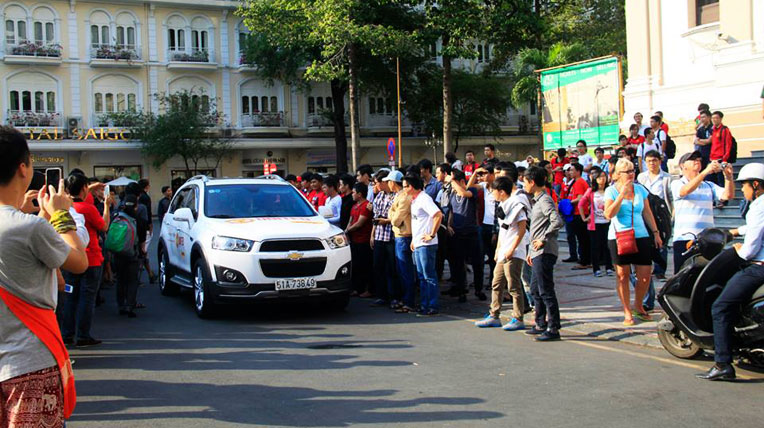 “Fan” Việt được tận mắt ngắm cúp vô địch của MU autodaily-MU (3).jpg