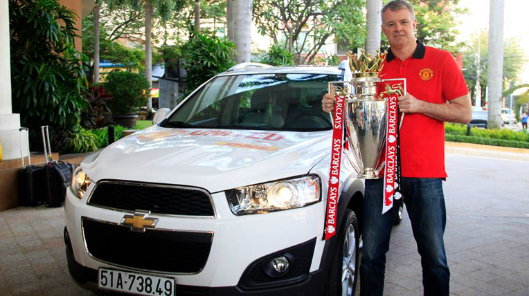 “Fan” Việt được tận mắt ngắm cúp vô địch của MU autodaily-MU (4).jpg