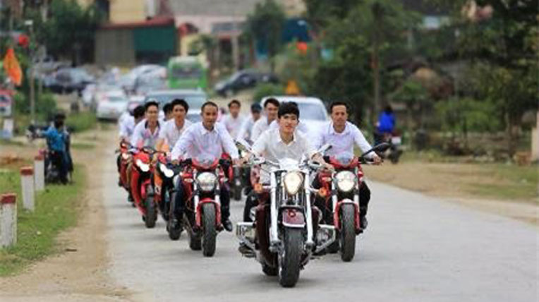 Đại gia Hà Tĩnh lại “khoe” xế “khủng” trong đám cưới autodaily-damcuoi-moto-(2).jpg