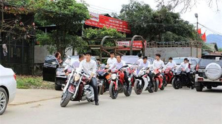 Đại gia Hà Tĩnh lại “khoe” xế “khủng” trong đám cưới autodaily-damcuoi-moto-(4).jpg