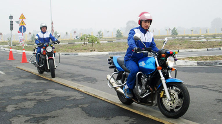 Cán bộ các Sở GTVT được đào tạo lái môtô “khủng” autodaily-honda-daotaolaixe-(2).jpg