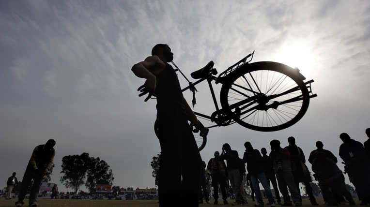 Xem người Ấn Độ chơi trò “độc” với xe autodaily-olympic-ando-(15).jpg