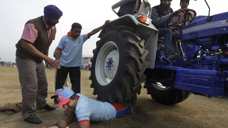 Xem người Ấn Độ chơi trò “độc” với xe autodaily-olympic-ando-(17).jpg