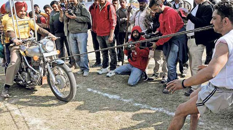 Xem người Ấn Độ chơi trò “độc” với xe autodaily-olympic-ando-(2).jpg