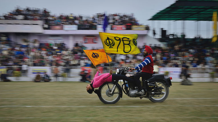 Xem người Ấn Độ chơi trò “độc” với xe autodaily-olympic-ando-(3).jpg