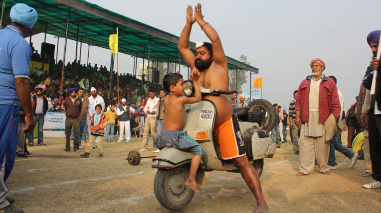 Xem người Ấn Độ chơi trò “độc” với xe autodaily-olympic-ando-(4).jpg