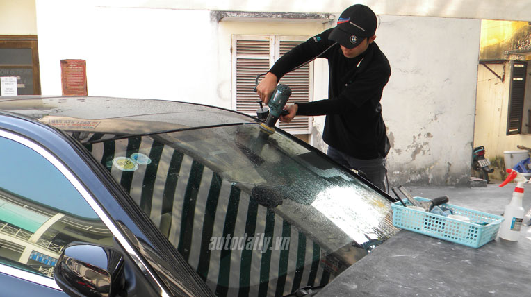 Khắc phục xước kính lái chỉ với 1 triệu đồng autodaily-tuvan-kinhxuoc-(2).jpg