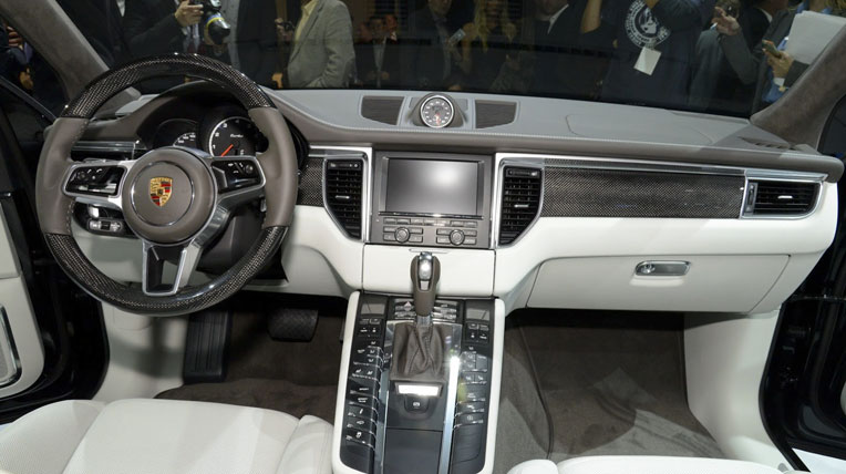 BMW X4 vs Porsche Macan: Bạn chọn xe nào? nội thất porsche macan