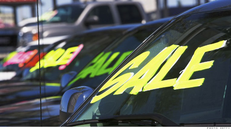 Thị trường ôtô xuất hiện “băng” – CEO cân não doanh-so-xe-giam.jpg