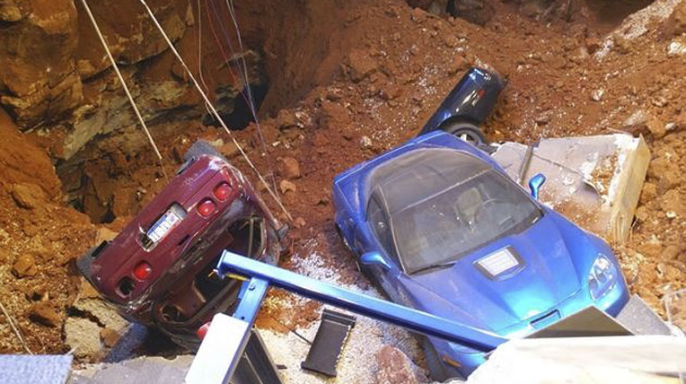 Hố tử thần nuốt chửng 8 xe tại bảo tàng Corvette ho-tu-than (2).jpg