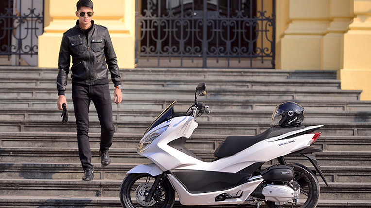 Siêu mẫu Văn Kiên nổi bật cùng Honda PCX 125 2014 honda-pcx-van-kien-(12).jpg