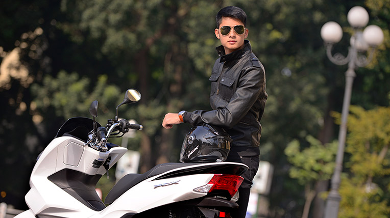 Siêu mẫu Văn Kiên nổi bật cùng Honda PCX 125 2014 honda-pcx-van-kien-(16).jpg