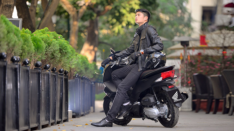 Siêu mẫu Văn Kiên nổi bật cùng Honda PCX 125 2014 honda-pcx-van-kien-(23).jpg