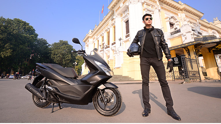 Siêu mẫu Văn Kiên nổi bật cùng Honda PCX 125 2014 honda-pcx-van-kien-(26).jpg