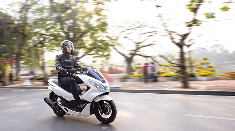 Siêu mẫu Văn Kiên nổi bật cùng Honda PCX 125 2014 honda-pcx-van-kien-(28).jpg