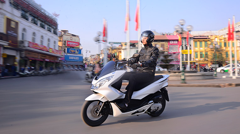 Siêu mẫu Văn Kiên nổi bật cùng Honda PCX 125 2014 honda-pcx-van-kien-(30)-1.jpg