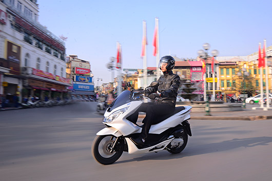 Siêu mẫu Văn Kiên nổi bật cùng Honda PCX 125 2014 honda-pcx-van-kien-(30).jpg