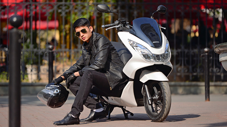 Siêu mẫu Văn Kiên nổi bật cùng Honda PCX 125 2014 honda-pcx-van-kien-(4).jpg