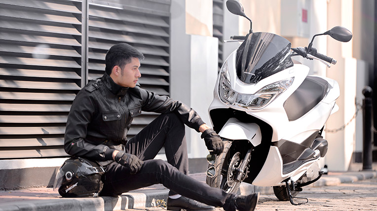 Siêu mẫu Văn Kiên nổi bật cùng Honda PCX 125 2014 honda-pcx-van-kien-(9).jpg