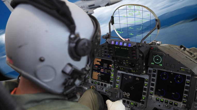 Tìm hiểu công nghệ màn hình hiển thị trên kính lái của BMW hud-on-eurofighter.jpg