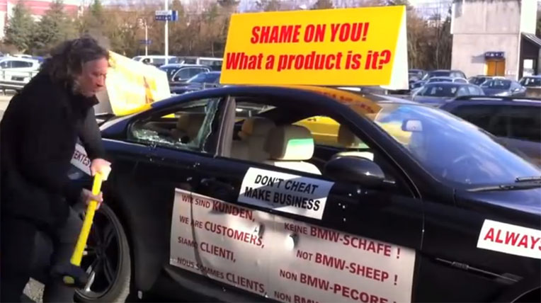 Phản đối dịch vụ, dùng búa phá nát BMW M6 pha-nat-bmw-m6.jpg