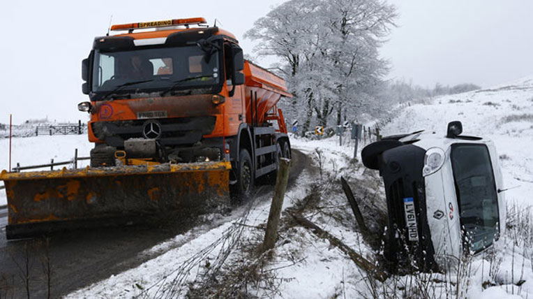 10 tuổi, trộm xe, lái trên đường tuyết snowyditch.jpg