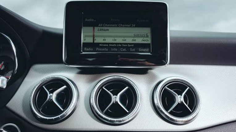 Đánh giá xe sang, giá rẻ: Mercedes-Benz CLA250 2014 2014-mercedes-benz-cla250-air-vents-and-infotainment-display-photo-556550-s-520x318.jpg