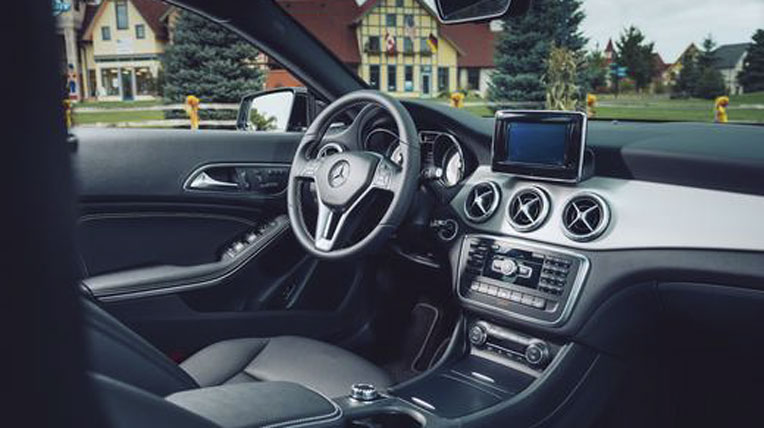 Đánh giá xe sang, giá rẻ: Mercedes-Benz CLA250 2014 2014-mercedes-benz-cla250-interior-photo-556546-s-520x318.jpg