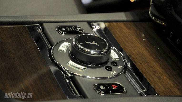 Cận cảnh Rolls-Royce Ghost phiên bản Phi Mã rolls-royce-ghost-horse-bangkok-2014 (16).jpg