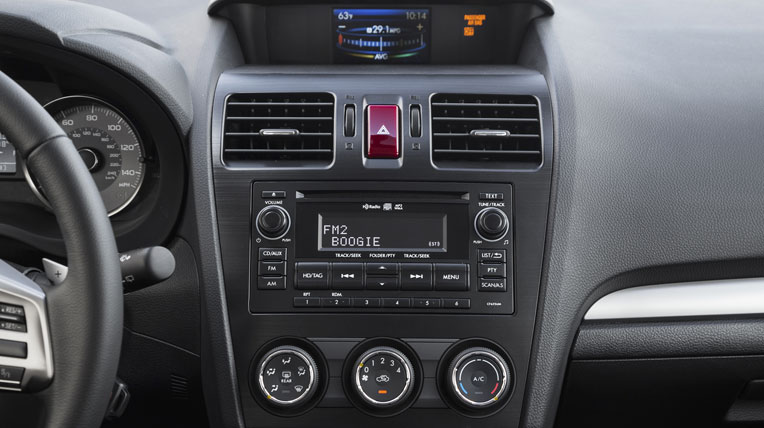 Subaru Forester 2014: SUV thuộc về những cung đường mạo hiểm 2014-Subaru-Forester-20XT-center-stack.jpg