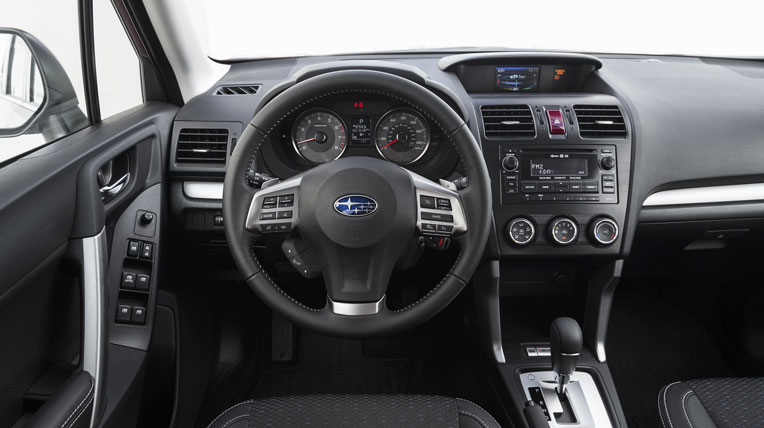 Subaru Forester 2014: SUV thuộc về những cung đường mạo hiểm 2014-Subaru-Forester-20XT-cockpit.jpg