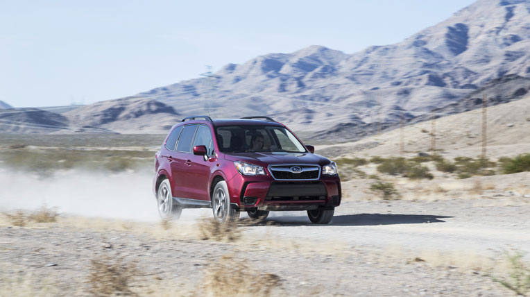 Subaru Forester 2014: SUV thuộc về những cung đường mạo hiểm 2014-Subaru-Forester-20XT-front-three-quarters-in-motion.jpg