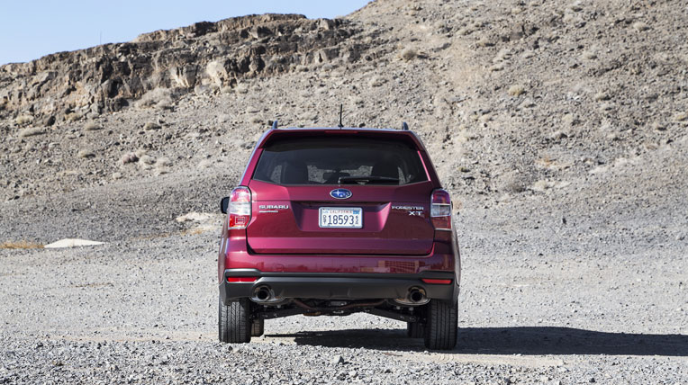 Subaru Forester 2014: SUV thuộc về những cung đường mạo hiểm 2014-Subaru-Forester-20XT-rear-end.jpg