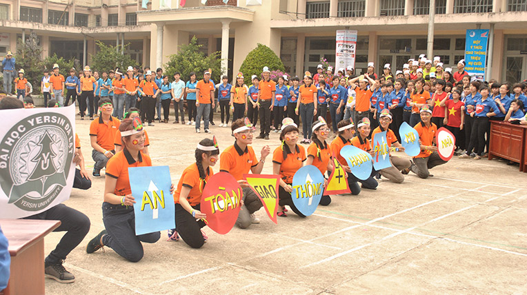 Honda Việt Nam đào tạo lái xe an toàn đoàn viên, sinh viên Các-bạn-sinh-viên,-đoàn-viên-hào-hứng-trong-lễ-phát-động.jpg