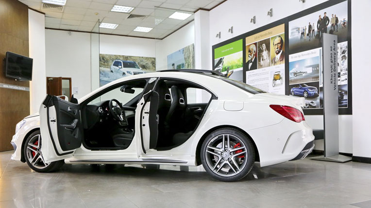 Cận cảnh Mercedes-Benz CLA vừa ra mắt CLA-so-huu-bo-cua-khong-vien-Frameless-door-thoi-thuong,-dong-thoi-mang-den-su-tien-loi-cho-hanh-khach-moi-khi-ra-vao-xe.jpg