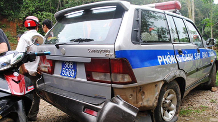 Pick-up biển Lào “phá” cổng trụ sở công an DSC-0048-JPG-6451-1398485472.jpg