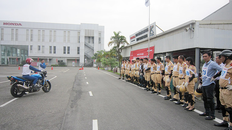 Khóa đào tạo nâng cao kỹ năng lái xe phân khối lớn cho CSGT HDV-Honda-VN-chia-sẻ-kỹ-năng-phanh-an-toàn-cho-các-chiến-sỹ.jpg