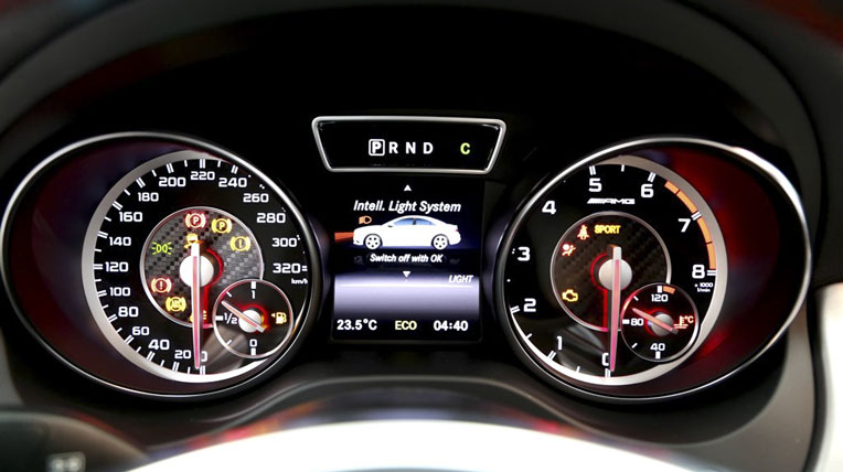 Mercedes-Benz CLA -Class chính thức trình làng tại Việt Nam Hai-kim-do-chuc-cho-vut-len-theo-moi-lan-nhan-ga-cua-nguoi-lai.jpg