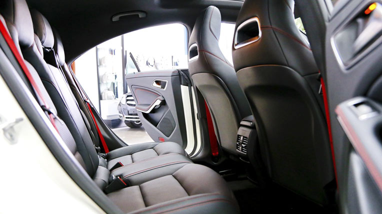 Cận cảnh Mercedes-Benz CLA vừa ra mắt Hanh-khach-tren-CLA-se-luon-cam-thay-phan-khich-voi-khoang-noi-that-dam-chat-the-thao.jpg