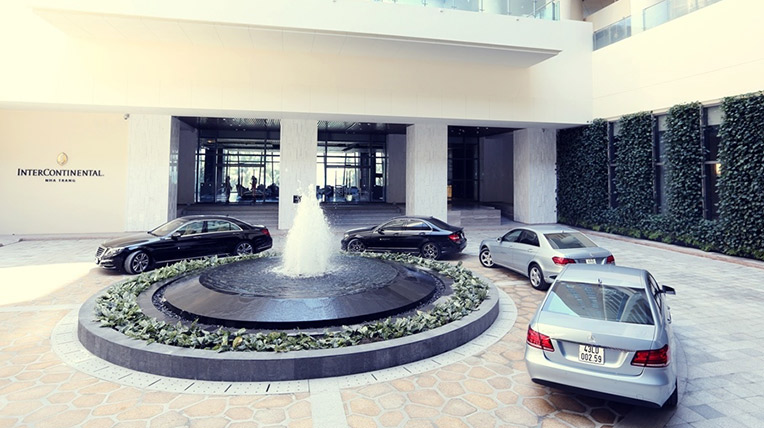 Mercedes-Benz Việt Nam lập kỷ lục về doanh số InterContinental-Nha-Trang-la-khach-san-dau-tien-tai-Viet-Nam-su-dung-xe-S-Class-moi-lam-xe-dua-don-khach.jpg