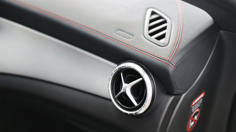 Cận cảnh Mercedes-Benz CLA vừa ra mắt Khe-gio-ma-chrome-hinh-canh-quat-goi-len-hinh-anh-cua-mot-chien-dau-co.jpg