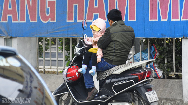 Người Việt làm tỉ thứ việc trên xe máy _AUT9548.jpg