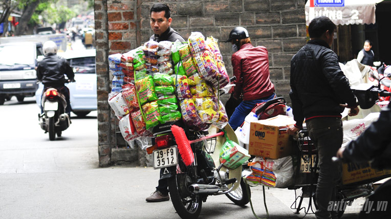 Người Việt làm tỉ thứ việc trên xe máy _AUT9635.jpg