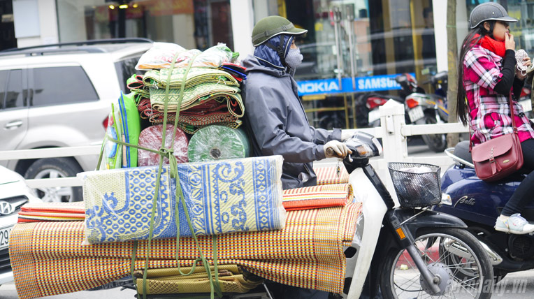 Người Việt làm tỉ thứ việc trên xe máy _AUT9658.jpg