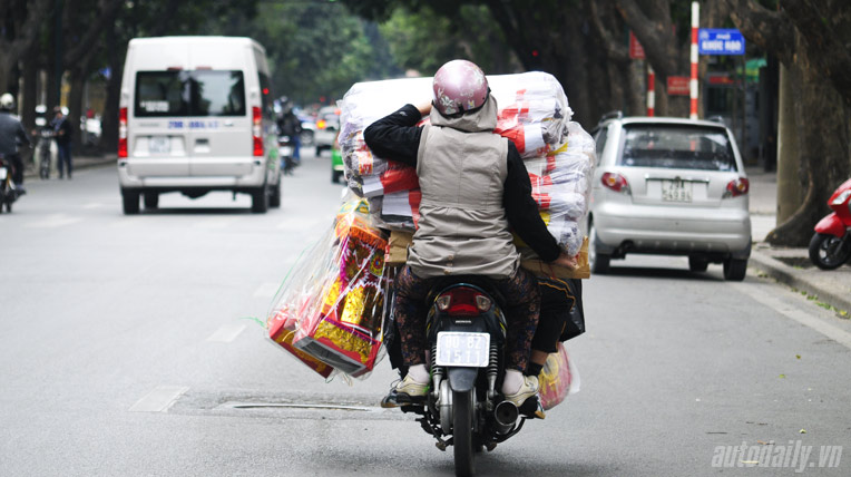 Người Việt làm tỉ thứ việc trên xe máy _AUT9660.jpg